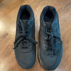 Nike. Black. AirMax. 6.5.